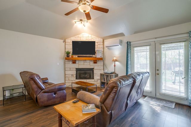 1215 Davis Street, Cleburne, TX 76033