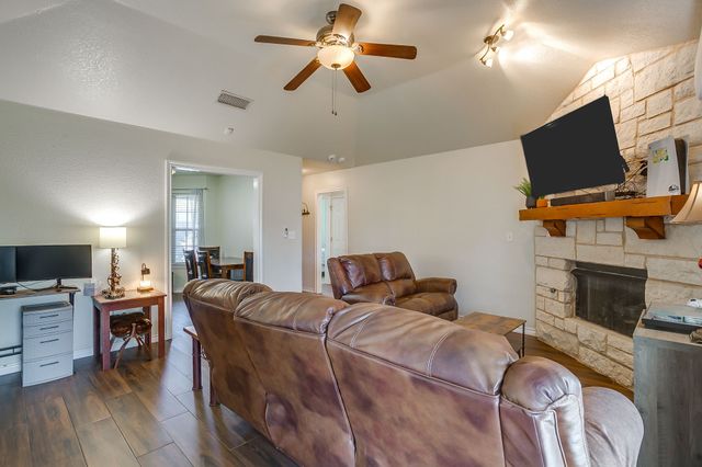 1215 Davis Street, Cleburne, TX 76033