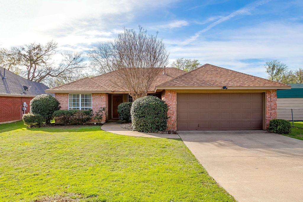 1215 Davis Street, Cleburne, TX 76033