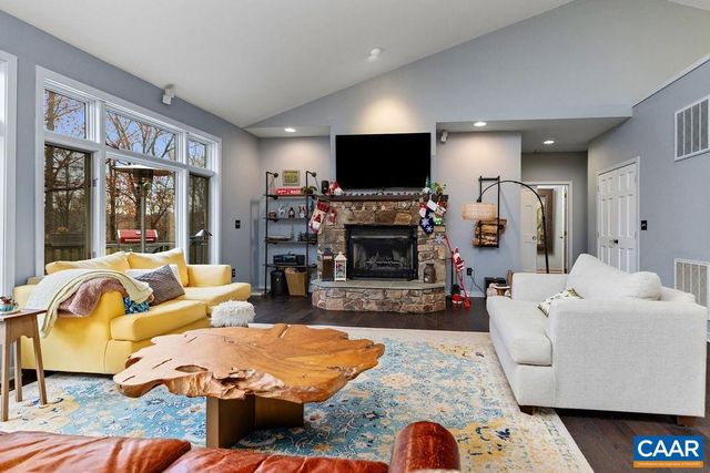 423 FOOTHILLS DR, Nellysford, VA 22958