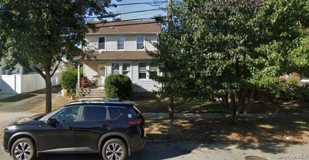 52 John Street E, Hicksville, NY 11801