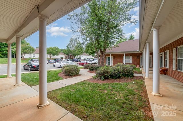 7012 Somerset Springs Drive E, Charlotte, NC 28262