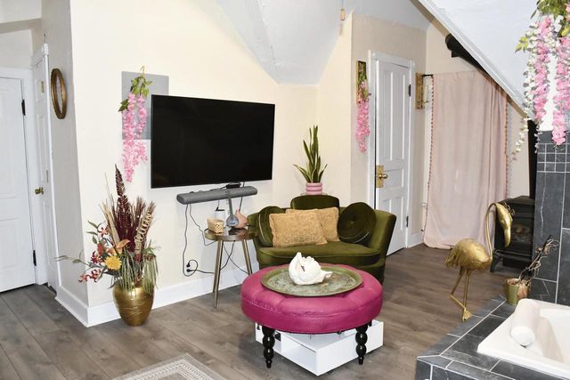 2736 N OAKLAND AVENUE, Milwaukee, WI 53211