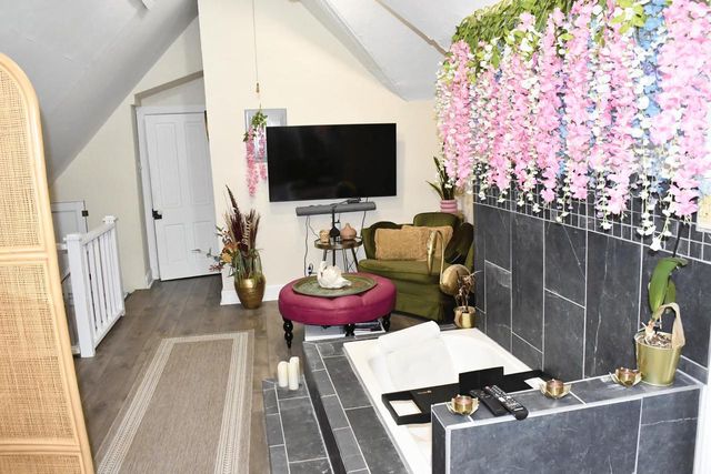 2736 N OAKLAND AVENUE, Milwaukee, WI 53211