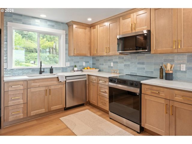 2405 W 22ND Ave, Eugene, OR 97405