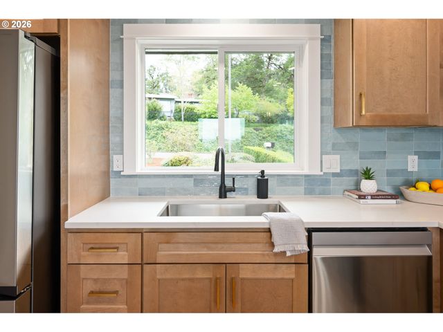 2405 W 22ND Ave, Eugene, OR 97405