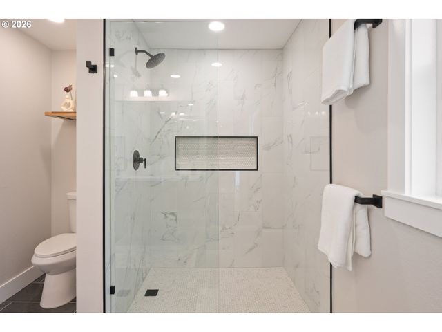 2405 W 22ND Ave, Eugene, OR 97405
