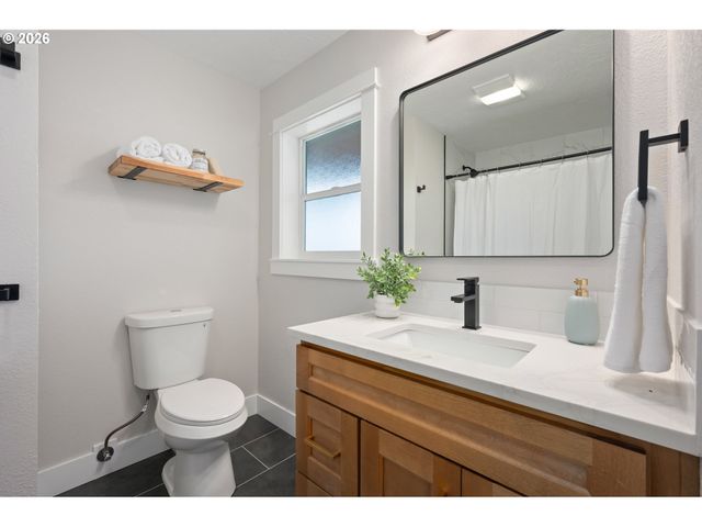 2405 W 22ND Ave, Eugene, OR 97405