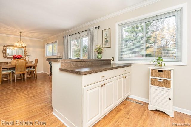 61 Nesbit Lane, Rochester Hills, MI 48309