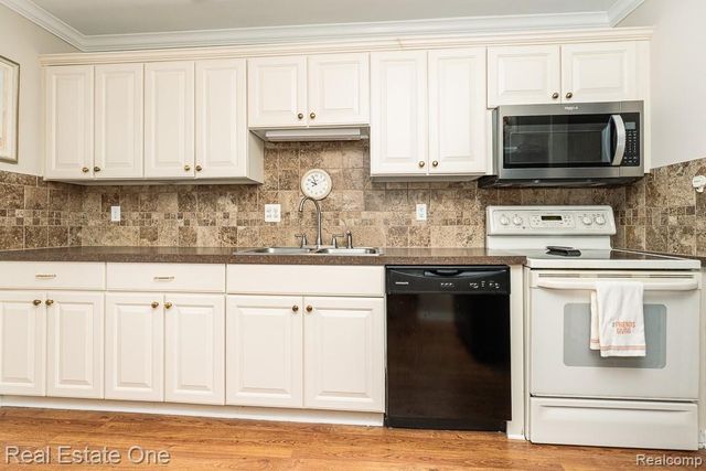 61 Nesbit Lane, Rochester Hills, MI 48309