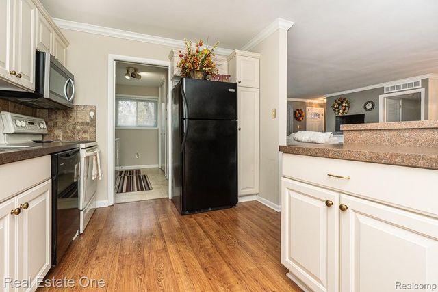 61 Nesbit Lane, Rochester Hills, MI 48309