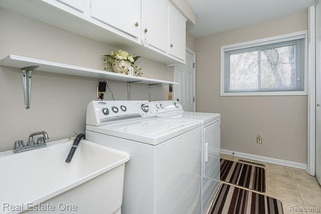 61 Nesbit Lane, Rochester Hills, MI 48309