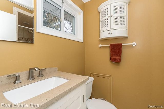 61 Nesbit Lane, Rochester Hills, MI 48309