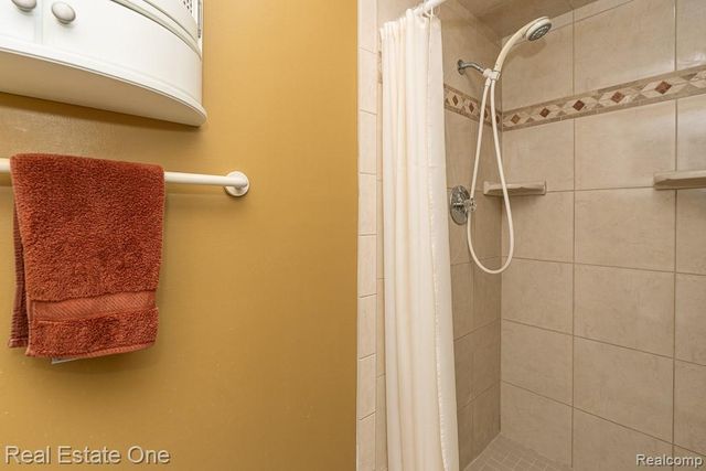 61 Nesbit Lane, Rochester Hills, MI 48309