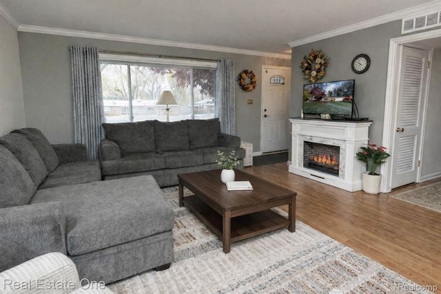 61 Nesbit Lane, Rochester Hills, MI 48309