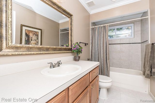 61 Nesbit Lane, Rochester Hills, MI 48309