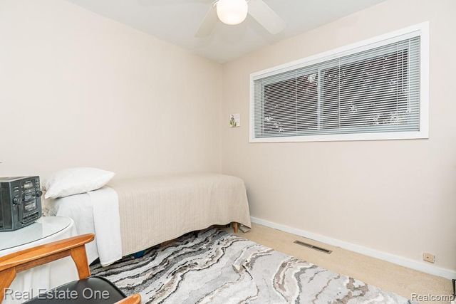 61 Nesbit Lane, Rochester Hills, MI 48309