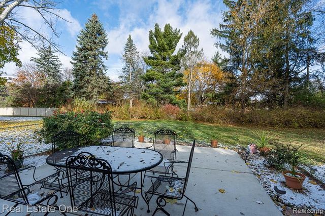 61 Nesbit Lane, Rochester Hills, MI 48309