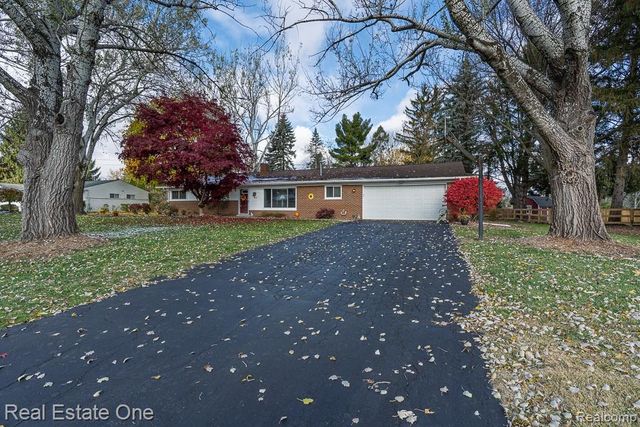 61 Nesbit Lane, Rochester Hills, MI 48309