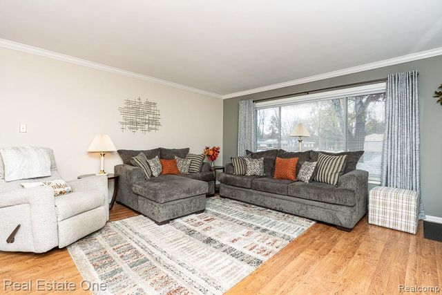 61 Nesbit Lane, Rochester Hills, MI 48309