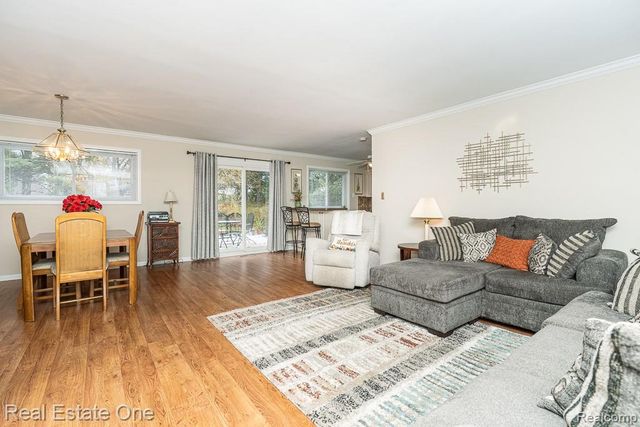 61 Nesbit Lane, Rochester Hills, MI 48309