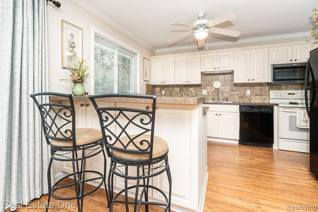 61 Nesbit Lane, Rochester Hills, MI 48309