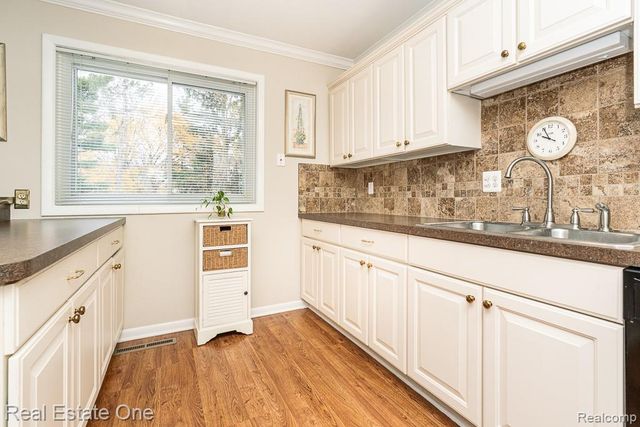 61 Nesbit Lane, Rochester Hills, MI 48309