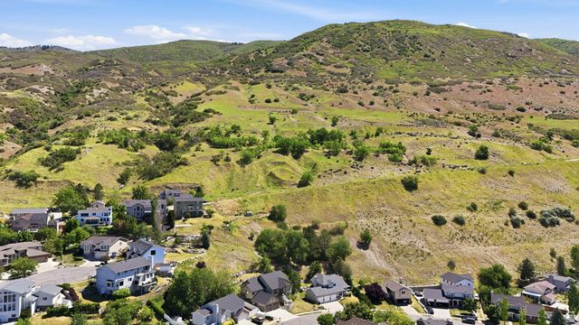 223 E 2050 N, Centerville, UT 84014