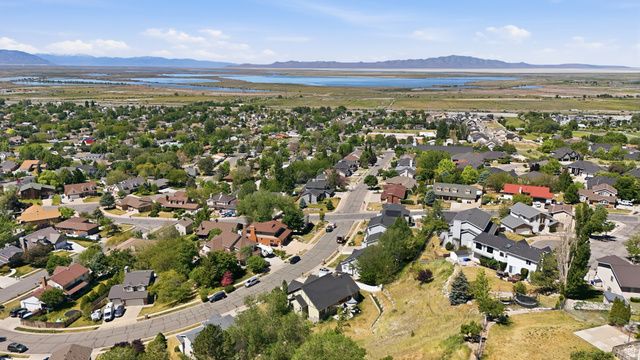 223 E 2050 N, Centerville, UT 84014