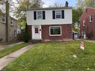 19235 Raymond Street, Grosse Pointe Woods, MI 48236