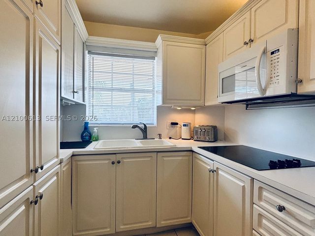 298 SE 6th Ave 15, Pompano Beach, FL 33060