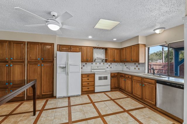 801 Meadowlark Drive, Lewisville, TX 75067