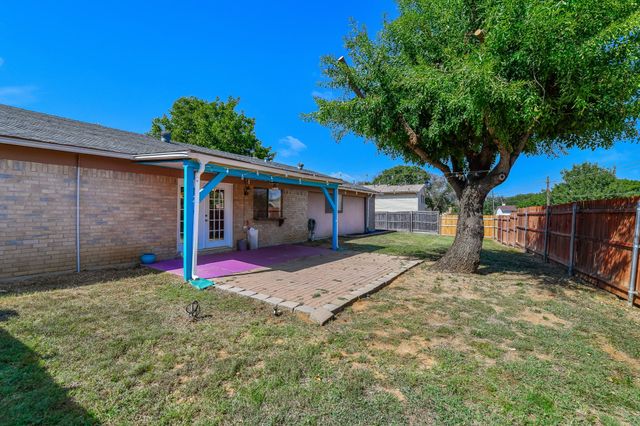 801 Meadowlark Drive, Lewisville, TX 75067