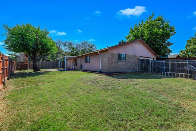 801 Meadowlark Drive, Lewisville, TX 75067