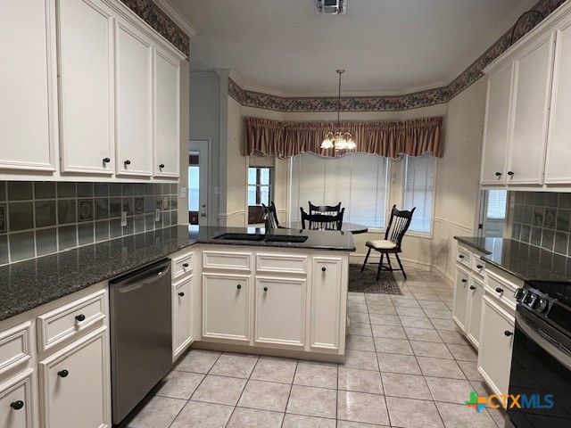 204 Windy Way Drive, Victoria, TX 77904