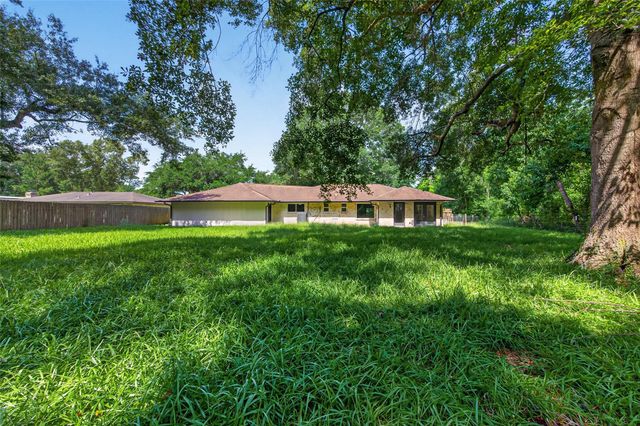 18747 Woodridge Drive, Conroe, TX 77302