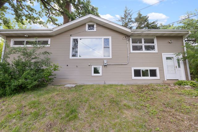 8717 Gardner Road, Fox River Grove, IL 60021