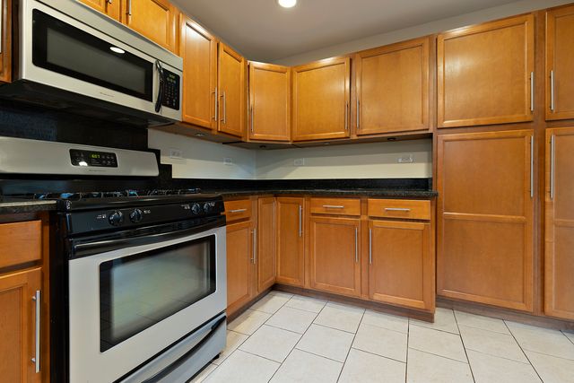 8717 Gardner Road, Fox River Grove, IL 60021