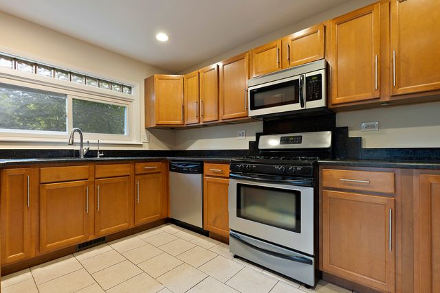 8717 Gardner Road, Fox River Grove, IL 60021