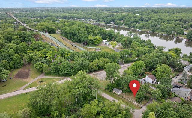 8717 Gardner Road, Fox River Grove, IL 60021