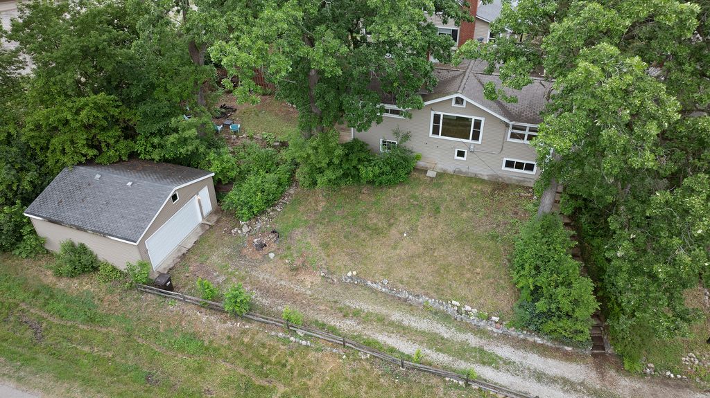 8717 Gardner Road, Fox River Grove, IL 60021