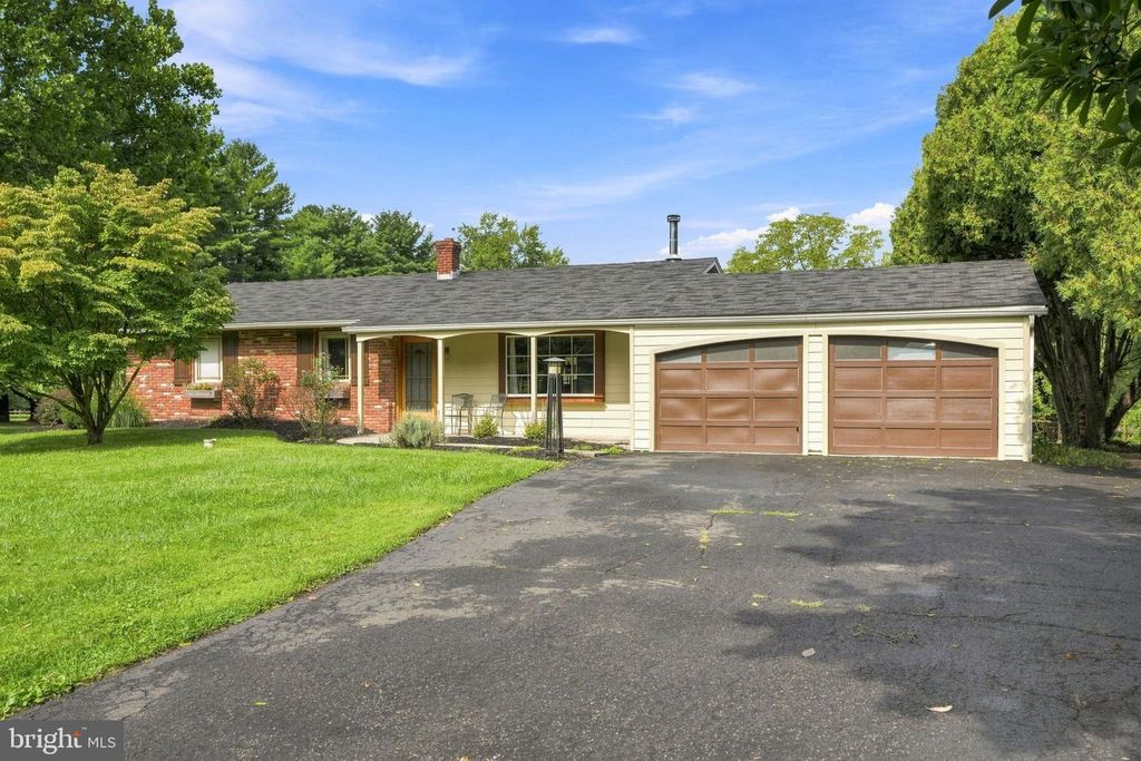 272 W SANDY RIDGE RD, DOYLESTOWN, PA 18901 — exterior