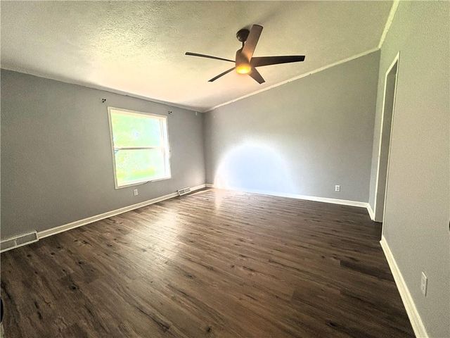 325 Lakeview Drive, Burlington, KS 66839