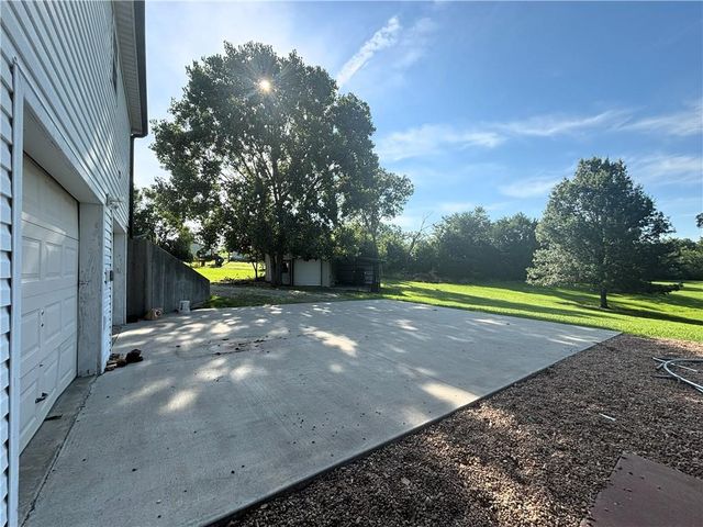 325 Lakeview Drive, Burlington, KS 66839