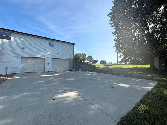 325 Lakeview Drive, Burlington, KS 66839