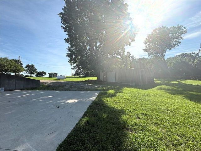 325 Lakeview Drive, Burlington, KS 66839