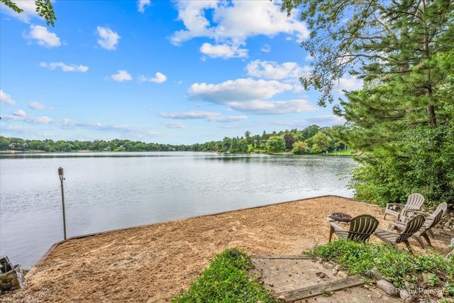 208 N Shore Drive, Oakwood Hills, IL 60013