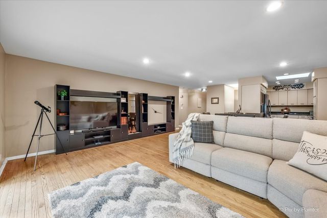 208 N Shore Drive, Oakwood Hills, IL 60013