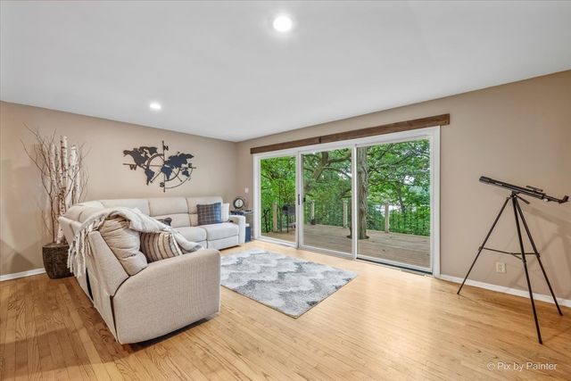 208 N Shore Drive, Oakwood Hills, IL 60013