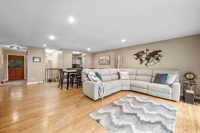 208 N Shore Drive, Oakwood Hills, IL 60013